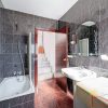 Badkamer Moderne badkamer met bad en wasmachine