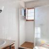Badkamer Badkamer met ruime douche, toilet en wastafel