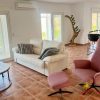 Woonkamer Woonkamer met bank en TV-fauteuil en openslaande deuren