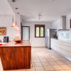 Keuken Houten bar scheidt de keuken van de lounge