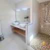 Badkamer (twin) De badkamer van de twin gastenkamer met douche en 2 wastafels