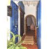 Foto des Eingangs der Casa Olivia mit der blauen zweiflügeligen Tür weit geöffnet.