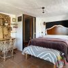 Bovenste slaapkamer De slaapkamer op de bovenverdieping met tweepersoonsbed en kledingkast