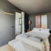 Casita Slaapkamer Casita Slaapkamer met tweepersoonsbed en deur naar de badkamer