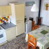 Keuken met houtkachel in de hoek met eettafel en raam in het typische Andalusische dorp
