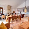 Lounge Een open lounge met zithoek, eethoek en keuken