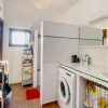 Badkamer Badkamer met raam en ook wasmachine