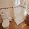 Badezimmer Badezimmer mit einem kleinen Fenster, einer Toilette, einer Dusche und einem normalen Waschbecken