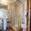 Badkamer boven Een badkamer met douche en toilet bevindt zich op de bovenverdieping