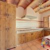 Keuken Ingerichte keuken met naturel houten deuren en groot raam