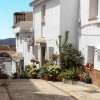 Typische Straße in einem weißen Dorf in Andalusien