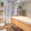 Badkamer Moderne brede badkamer met douche