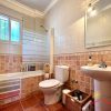 Een familiebadkamer met tube en douche en een raam voor natuurlijk licht