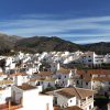 Uitzicht op het typisch Spaans wit dorp Sedella vanaf het dakterras