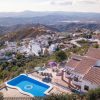 Uitzicht Uitzicht over de Axarquia vanaf Canillas de Aceituno met het meer van La Viñuela