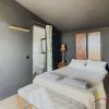 Casita Schlafzimmer mit Doppelbett und Tür zum Bad
