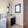 Een aparte moderne badkamer is uitgerust met douche, toilet en wastafel