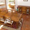 De eetkamer heeft een mooie houten tafel voor zes personen.