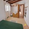 Schlafzimmer 2 Das kleine Schlafzimmer 2 hat ein rustikales Einbauregal und eine Fenstertür zur Terrasse