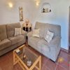 Lounge zitkamer met zithoek met 2 kleine banken
