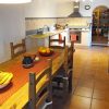 Moderne keukenhoek met houten eettafel. 