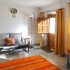 Rustieke woonkamer met entree in het witte dorp in Andalusië