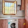 Bijkeuken met wasmachine Lichte bijkeuken met wasmachine en kasten