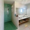 Gastenkamer en-suite Gastenkamer en-suite met douche, 2 wastafels en een klein raam