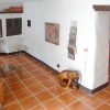 Salon met zithoek en rustieke muren in Canillas de Aceituno