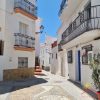 Straatbeeld Zonnig uitzicht op de verkeersluwe straat voor Casa Bella Vista in de bovenwijk van Sedella in de Axarquia