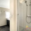 Modernes Badezimmer im alten Gebäudeteil mit Dusche und 