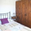 Schlafzimmer mit einem großen Holzkleiderschrank