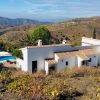 Finca La Cencerra Foto van de Finca La Cencerra bij daglicht met uitzicht op de heuvels van de Axarquia bij Sedella
