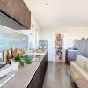 Moderne Küchenzeile mit allen Geräten und Fenster mit schöner Aussicht