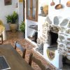 Ess- und Aufenthaltsraum Esszimmer und Wohnzimmer mit rustikaler Wand