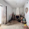 Wonen oud huis Woonruimte van het oude huis met open haard