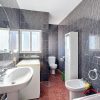 Badkamer Moderne badkamer met raam en bad