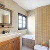 Moderne badkamer voor de hoofdslaapkamer met dubbele wastafel en een buis met douche