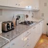 Keuken Compleet ingerichte moderne keuken met klein raam