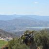 Der Blick auf den See La Viñuela und seine Umgebung