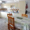Voll ausgestattete Küche mit Esstisch und Fenster im typischen andalusischen Dorf