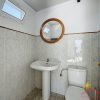 Appartement badkamer de badkamer van het appartement met douche en toilet