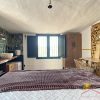 Bovenste slaapkamer Traditioneel raam in de bovenste slaapkamer, die ook een rustiek plafond heeft