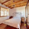 Hoofdslaapkamer Mooie grote slaapkamer met kingsize bed, houten plafond en raam