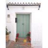 Ingang van Casa Calle Horno met groene dubbele deur