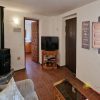 Lounge Leuke kleine lounge bij de ingang met houtkachel en TV