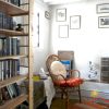 Leseraum Ein netter kleiner Raum wurde in eine Bibliothek zum Lesen und Entspannen umgewandelt.