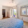 2. Schlafzimmer Das 2. Schlafzimmer mit breitem Bett hat Wandschränke 2 breite Fenster und eine Glastür zur Terrasse
